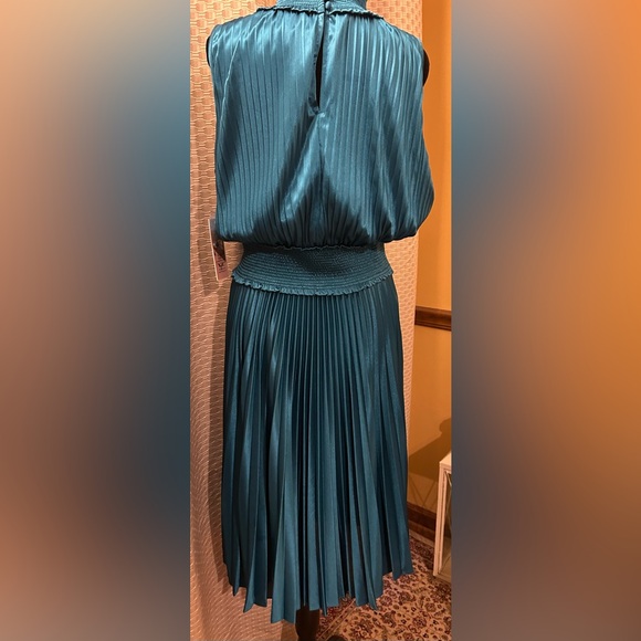NWT. Nanette Lepore Elegant Teal Pleated Sleeveless Dress - Picture 4 of 7